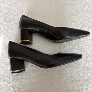 Calvin Klein Women's Classic Leather Pump, 7, Excellent Condition, Timeless